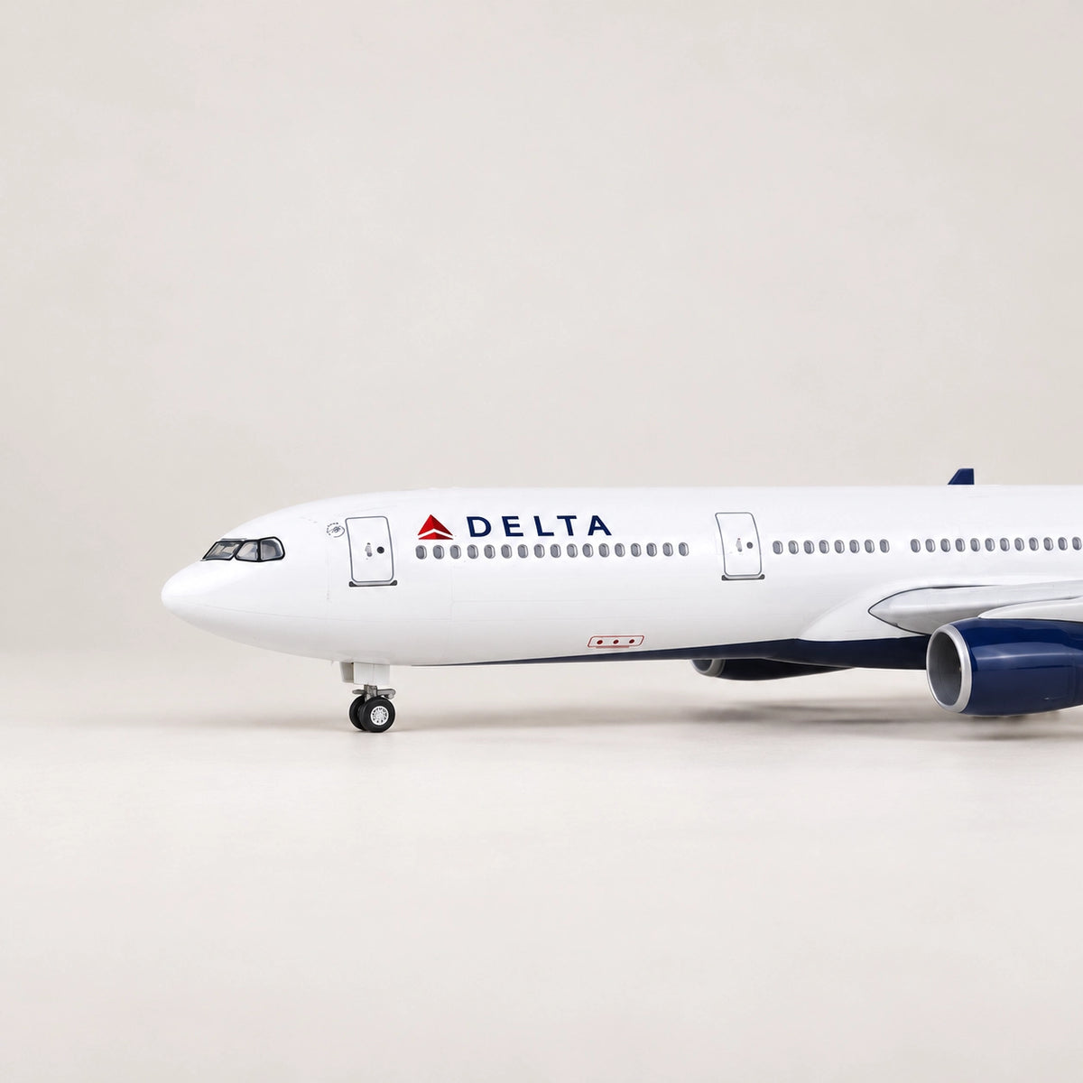 デルタ航空 エアバスA330-300 1:135スケールモデル