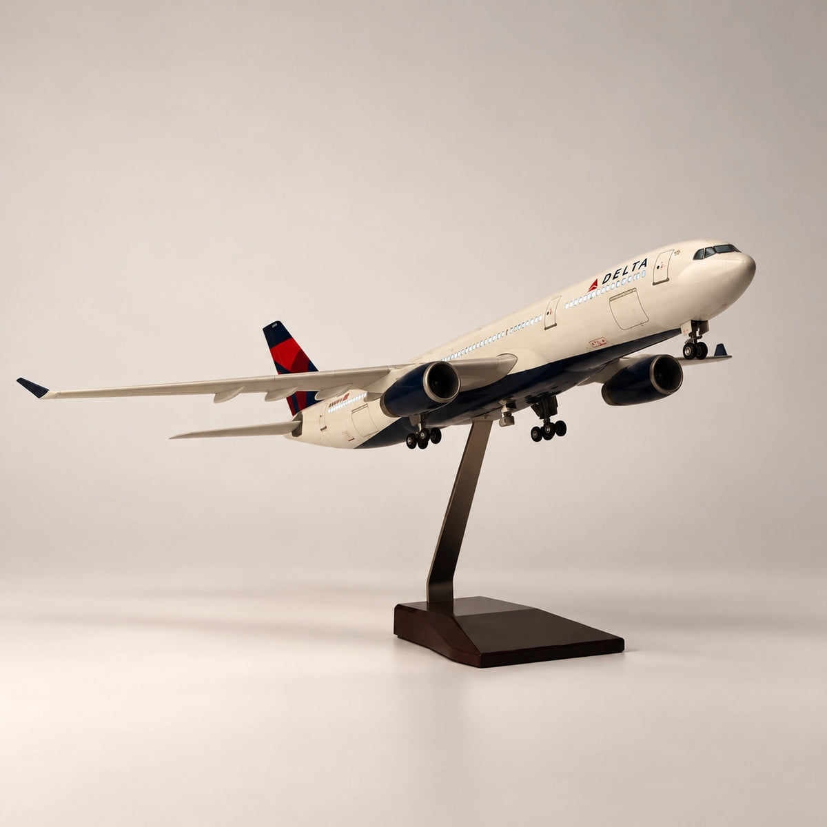 デルタ航空 エアバスA330-300 1:135スケールモデル