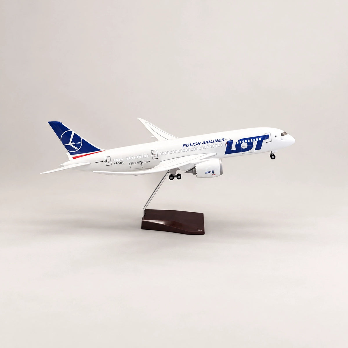 مجسم بوينغ 787 الخطوط الجوية البولندية LOT – بمقياس 1:130