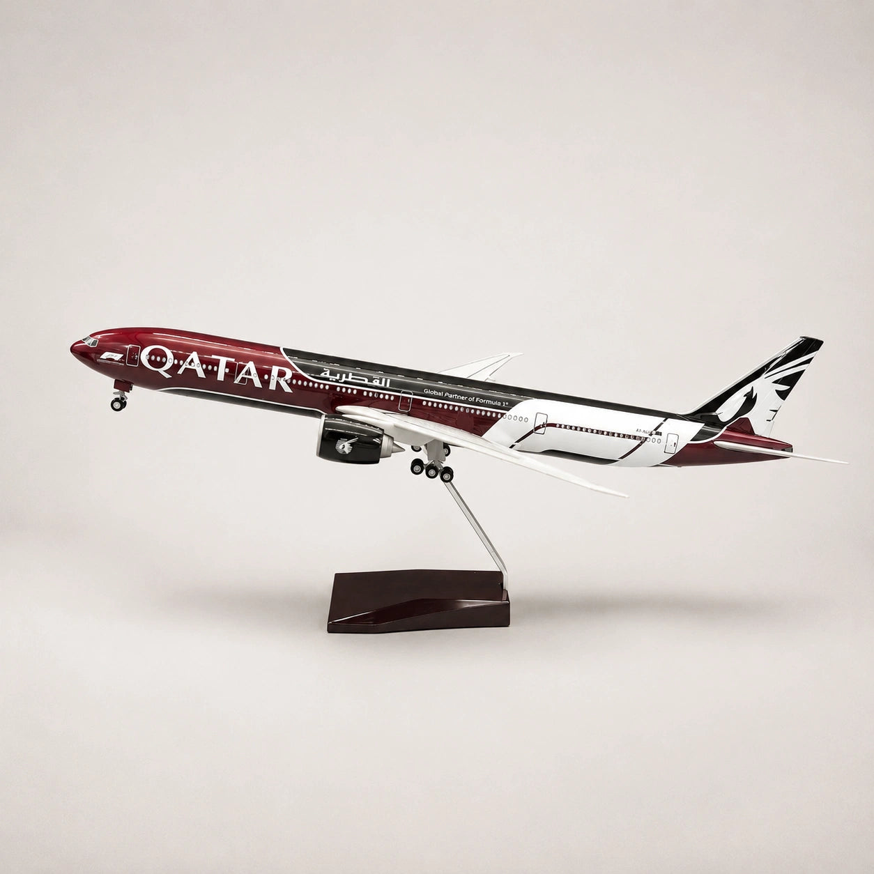 Qatar Airways Boeing 777 1:135 Scale Model