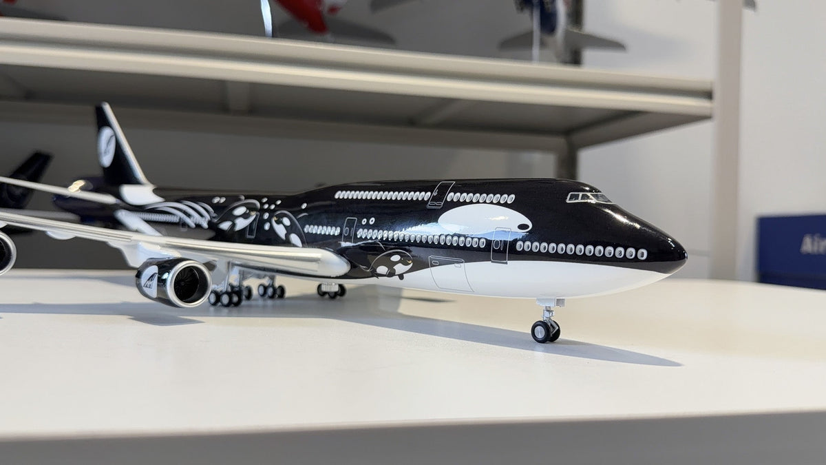 Flugzeugmodell NimoModel Original ORCA B747-8 mit schwarz-weißer Orca-Lackierung, von der Seite fotografiert
