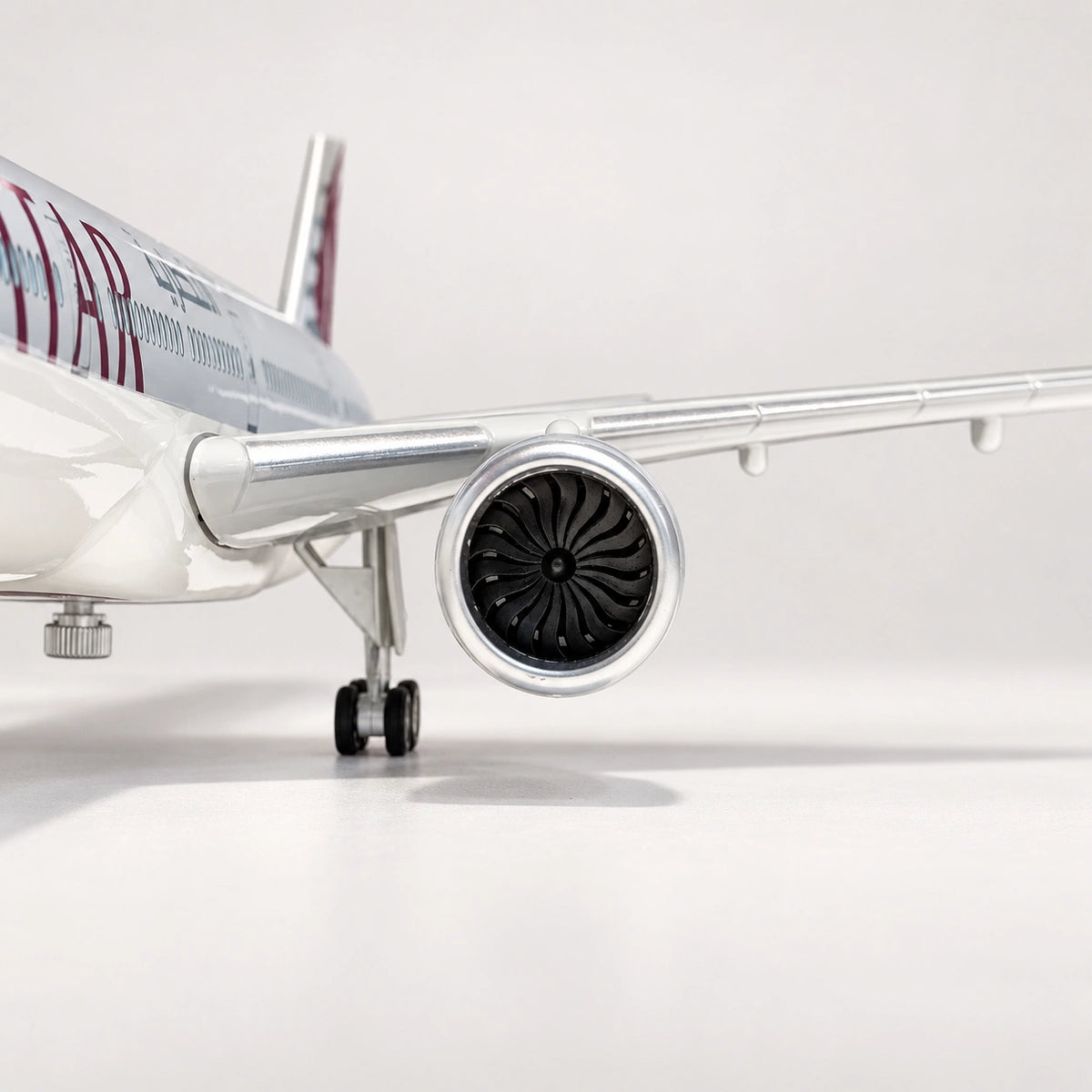 مجسم طائرة بوينغ 777-300ER للخطوط الجوية القطرية بمقياس 1:157