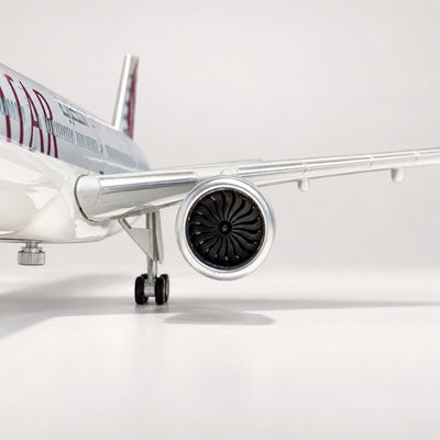 مجسم طائرة بوينغ 777-300ER للخطوط الجوية القطرية بمقياس 1:157