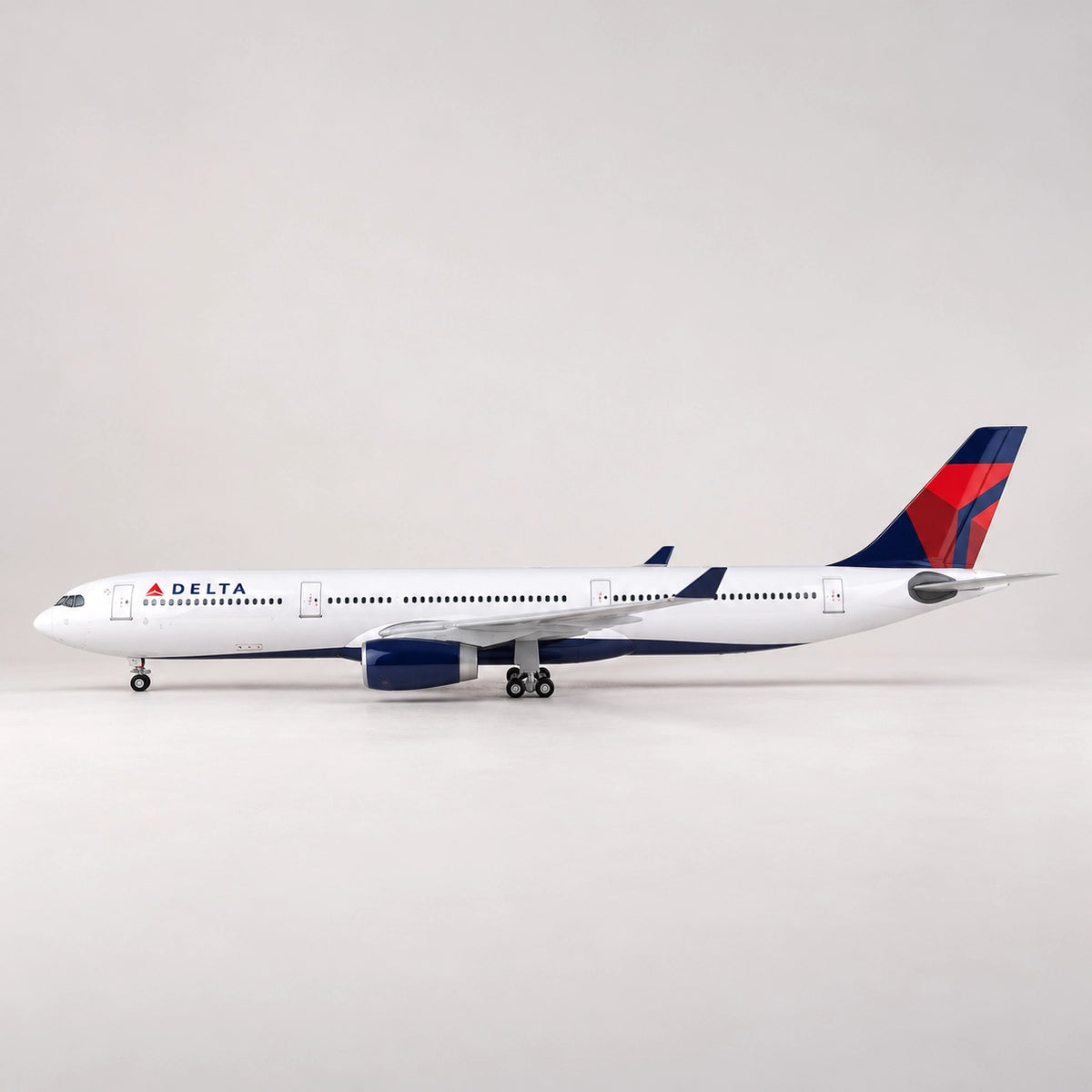 Airbus A330-300 Delta Air Lines – model v měřítku 1:135