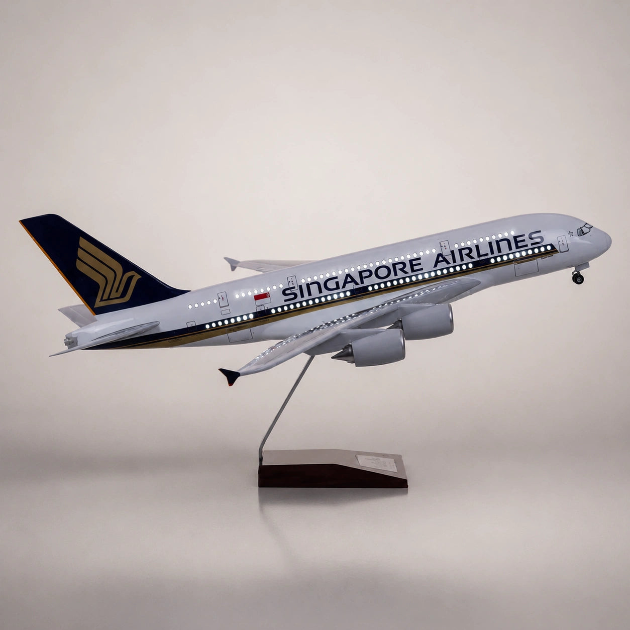 مجسم طائرة Airbus A380 التابعة للخطوط الجوية السنغافورية بمقياس 1:160