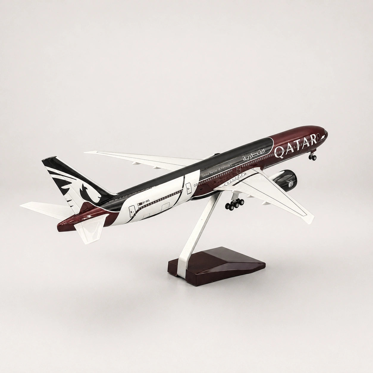 Qatar Airways Boeing 777 1:135 Scale Model