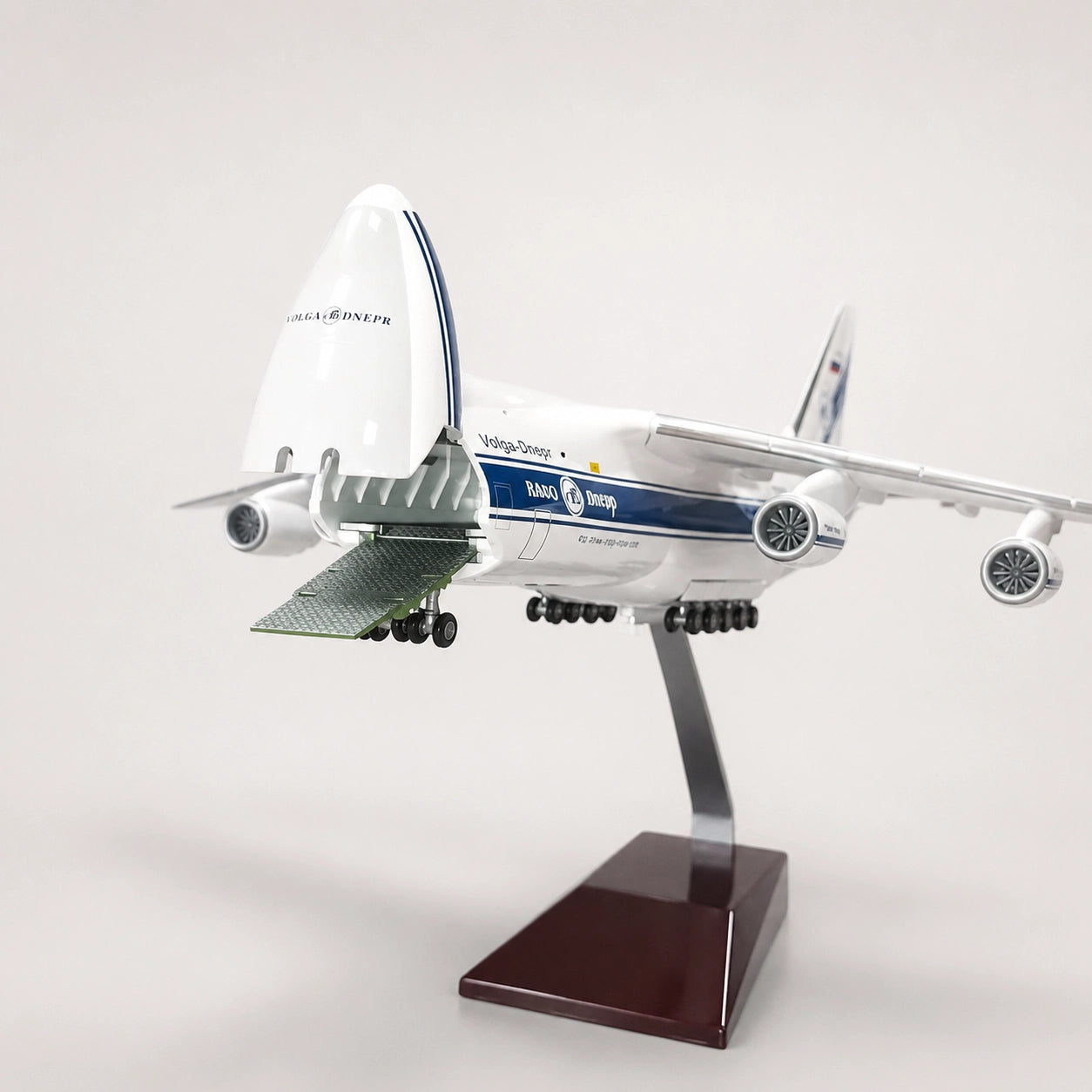 Modellino Antonov An-124 Ruslan in scala 1:165