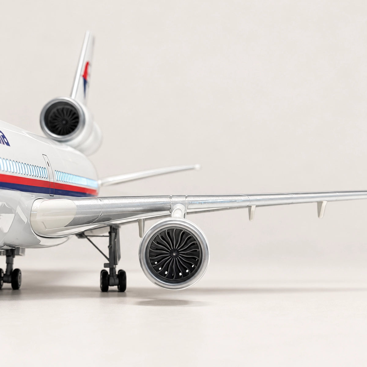 Malaysia Airlines McDonnell Douglas MD-11 — model a scala 1:130