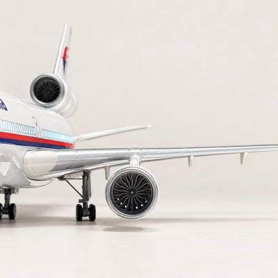 Malaysia Airlines McDonnell Douglas MD-11 — model a scala 1:130