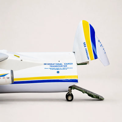 Antonov An-225 Mriya Modell im Maßstab 1:200