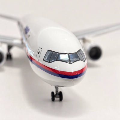 Malaysia Airlines McDonnell Douglas MD-11 — model a scala 1:130