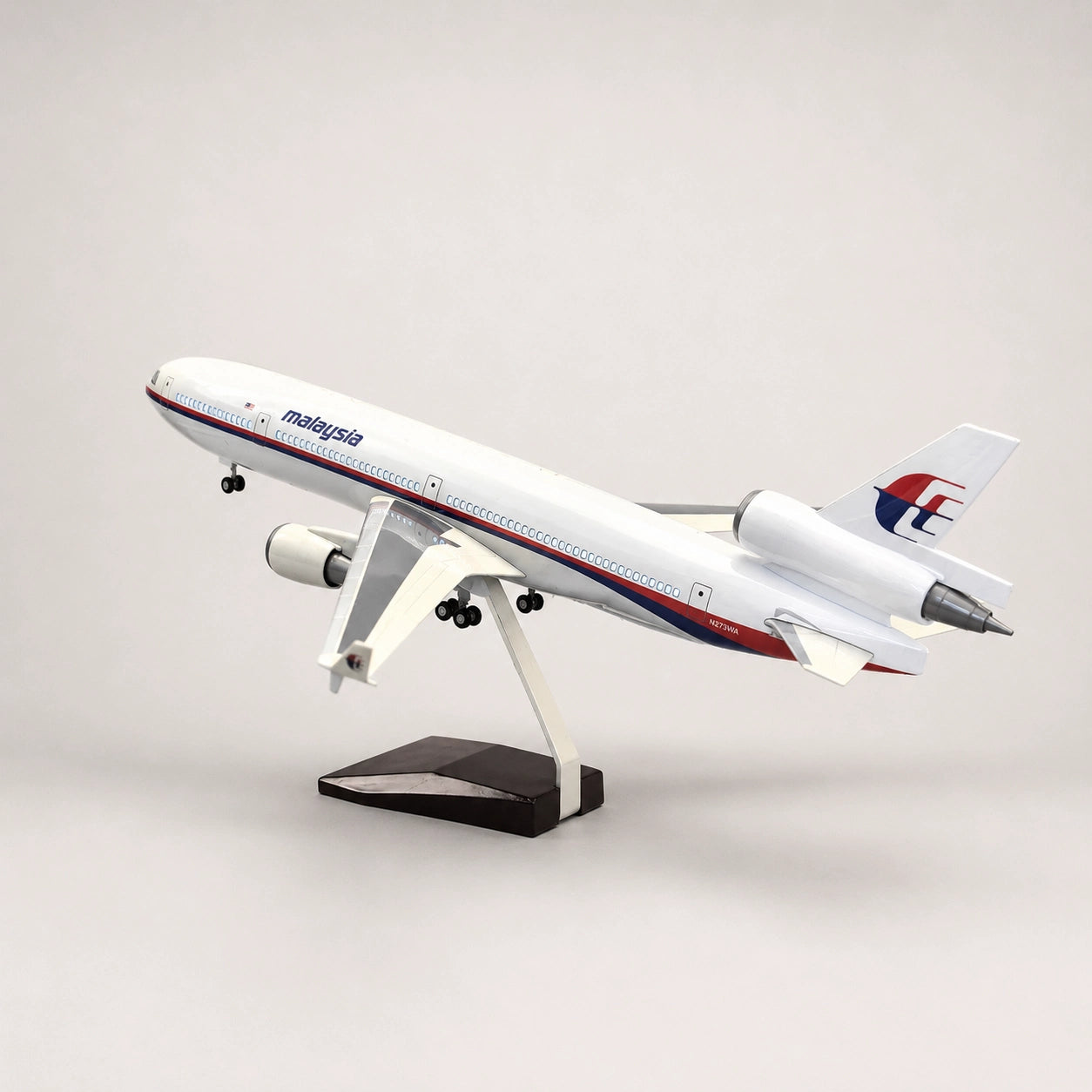 نموذج FedEx McDonnell Douglas MD-11 بمقياس 1:130