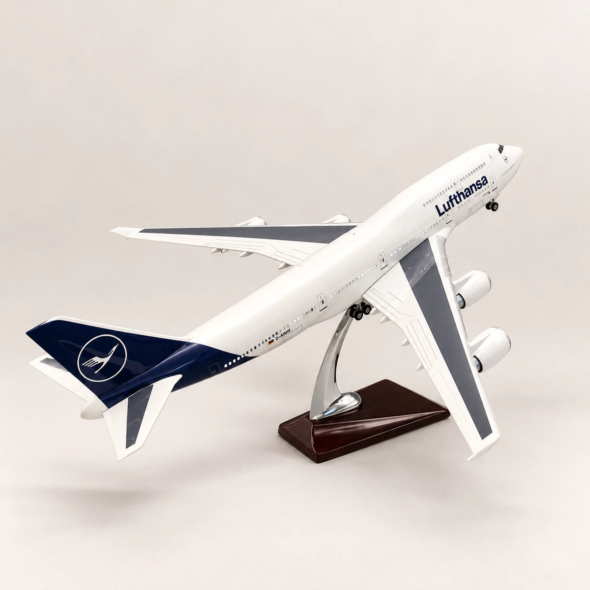 Lufthansa Boeing 747 (nova livrea) — model a scala 1:150