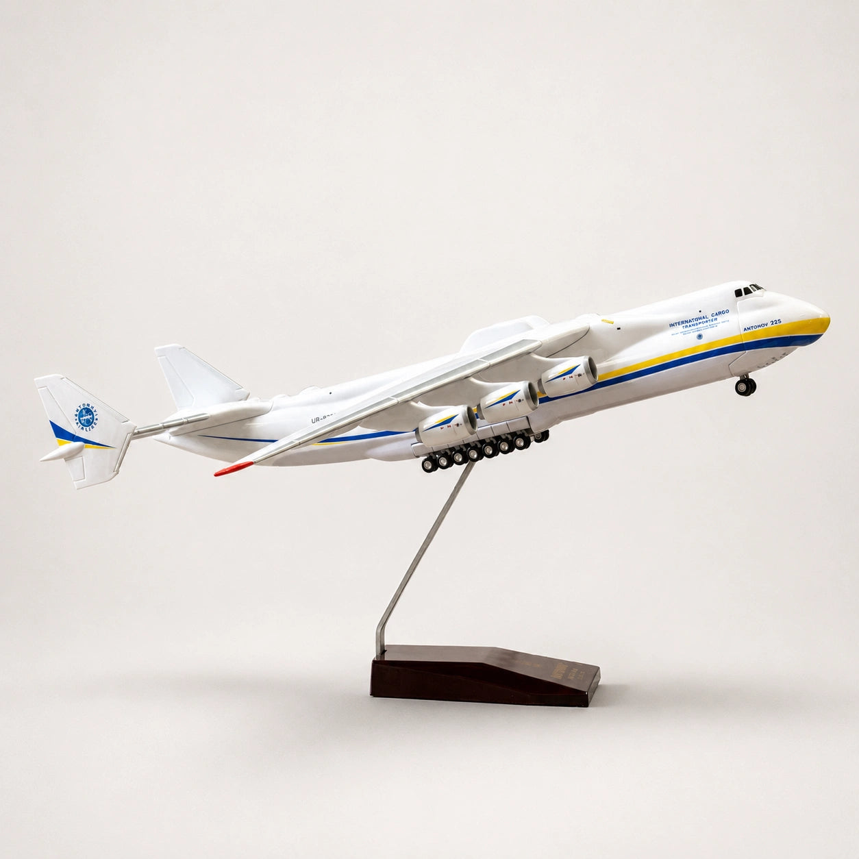 Antonov An-225 Mriya 1:200 Scale Model