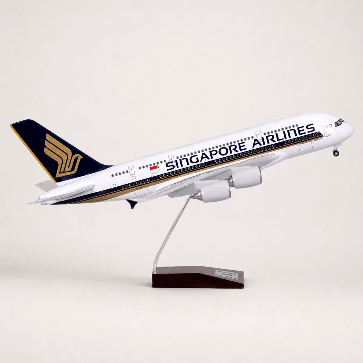 مجسم طائرة Airbus A380 التابعة للخطوط الجوية السنغافورية بمقياس 1:160
