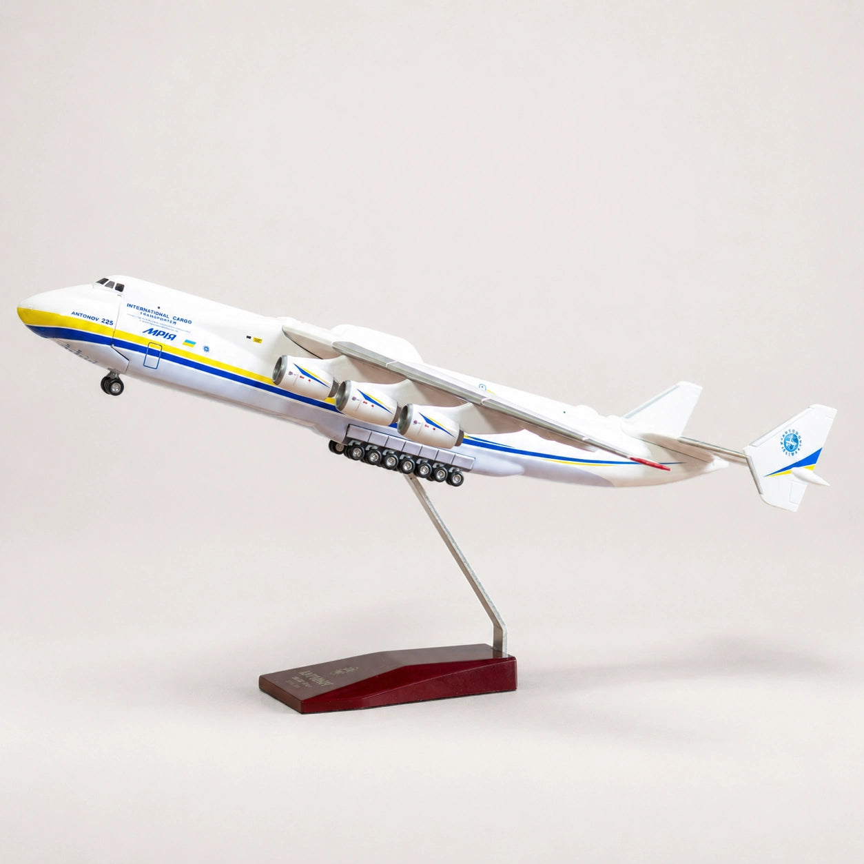 Antonov An-225 Mriya 1:200 Scale Model