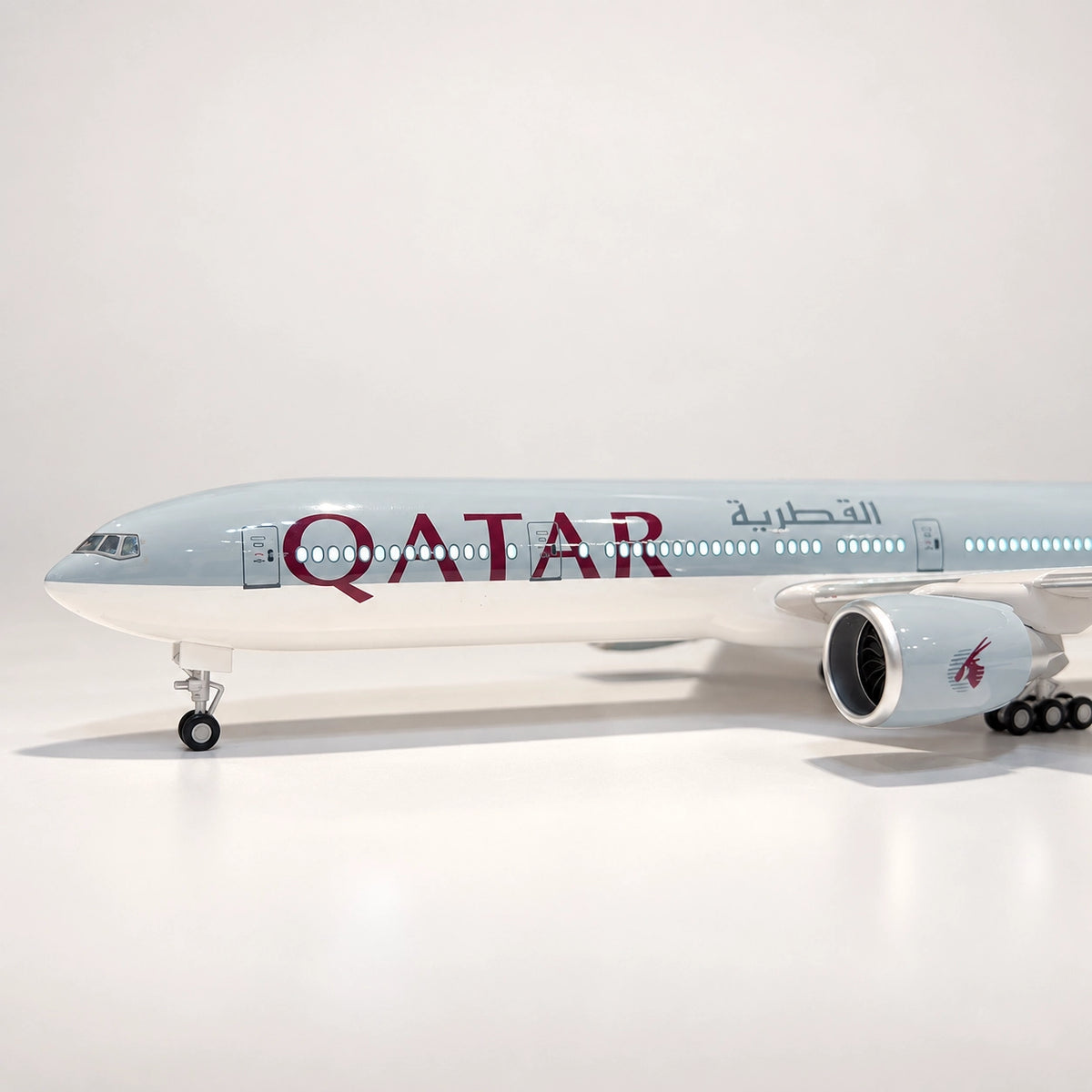 مجسم طائرة بوينغ 777-300ER للخطوط الجوية القطرية بمقياس 1:157