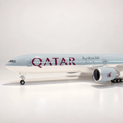 مجسم طائرة بوينغ 777-300ER للخطوط الجوية القطرية بمقياس 1:157