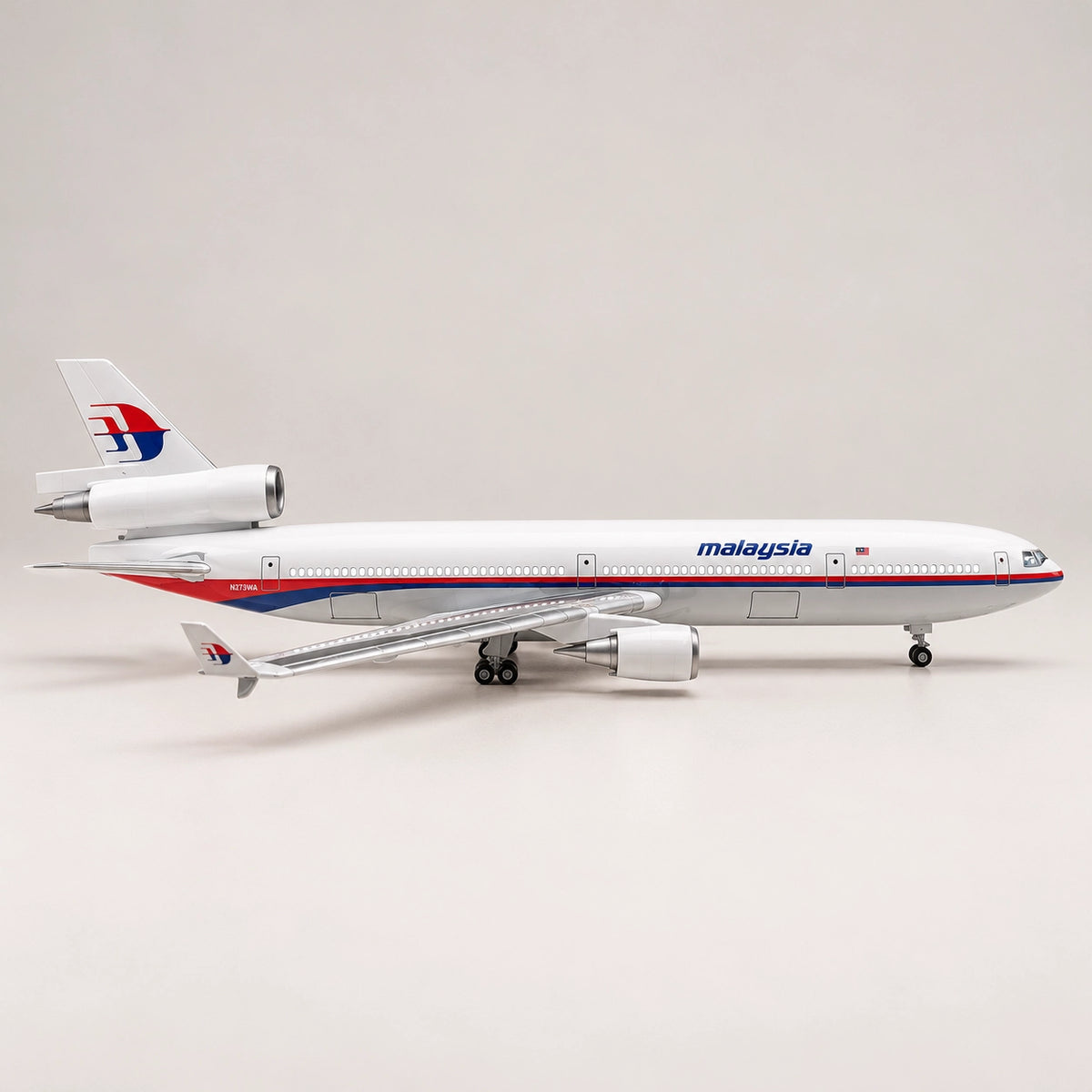 Malaysia Airlines McDonnell Douglas MD-11 — model a scala 1:130