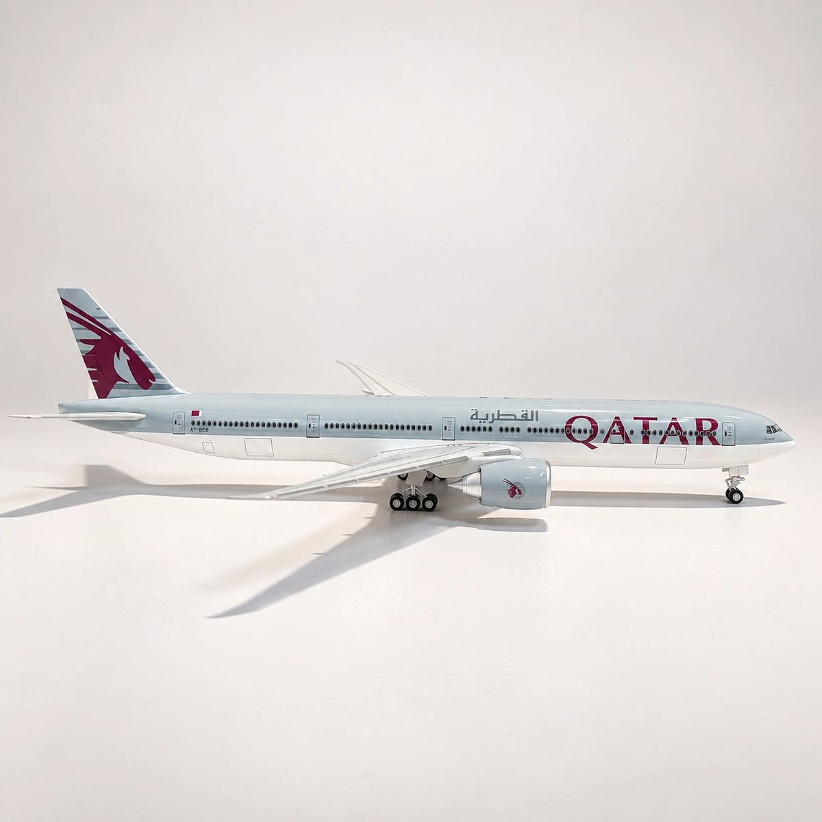 مجسم طائرة بوينغ 777-300ER للخطوط الجوية القطرية بمقياس 1:157