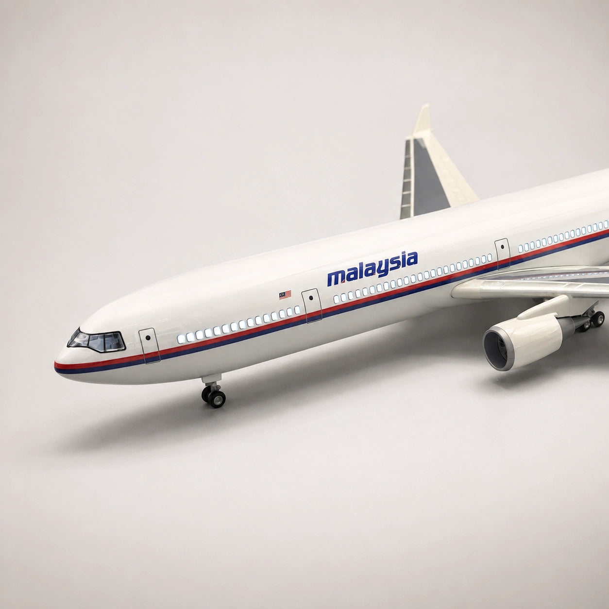 نموذج FedEx McDonnell Douglas MD-11 بمقياس 1:130
