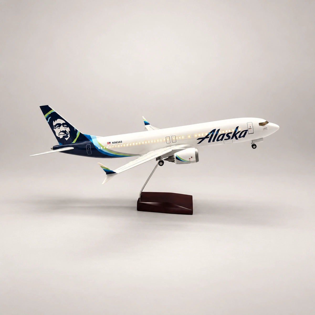 مجسم طائرة بوينغ 737 التابعة لألاسكا إيرلاينز بمقياس 1:85