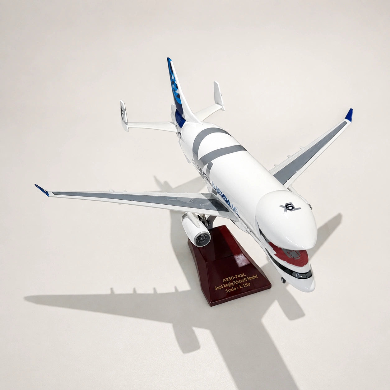 Airbus A330-743L BelugaXL Modell im Maßstab 1:150