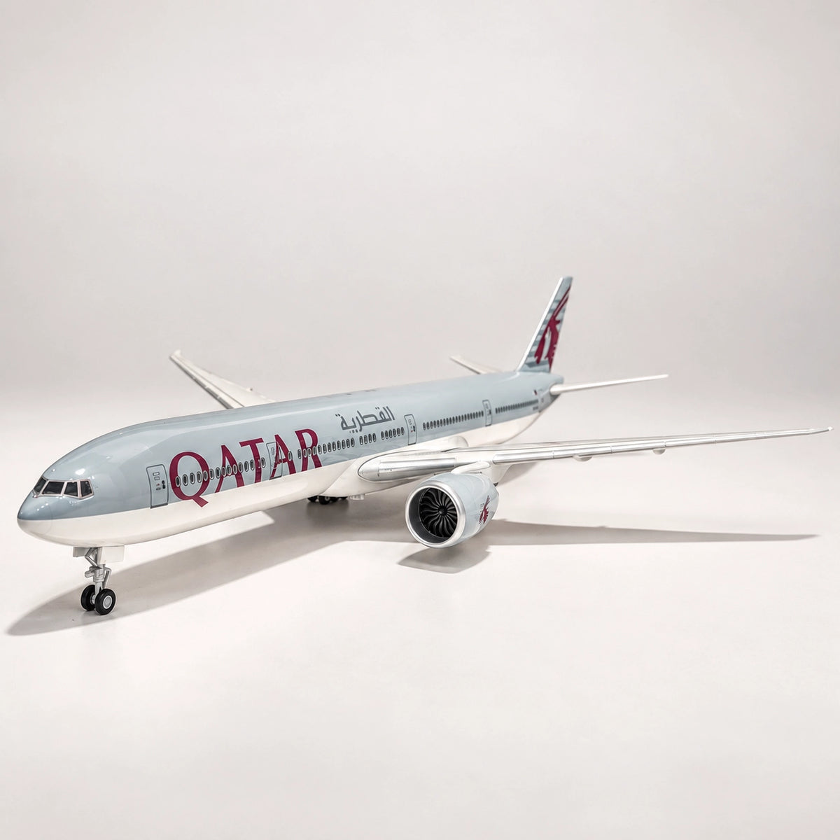 مجسم طائرة بوينغ 777-300ER للخطوط الجوية القطرية بمقياس 1:157