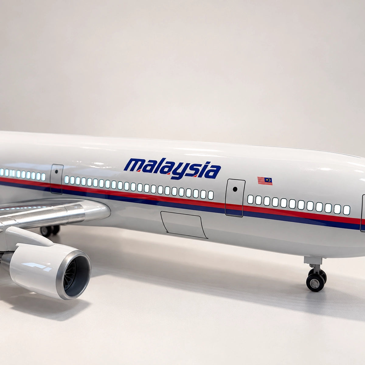 Malaysia Airlines McDonnell Douglas MD-11 — model a scala 1:130