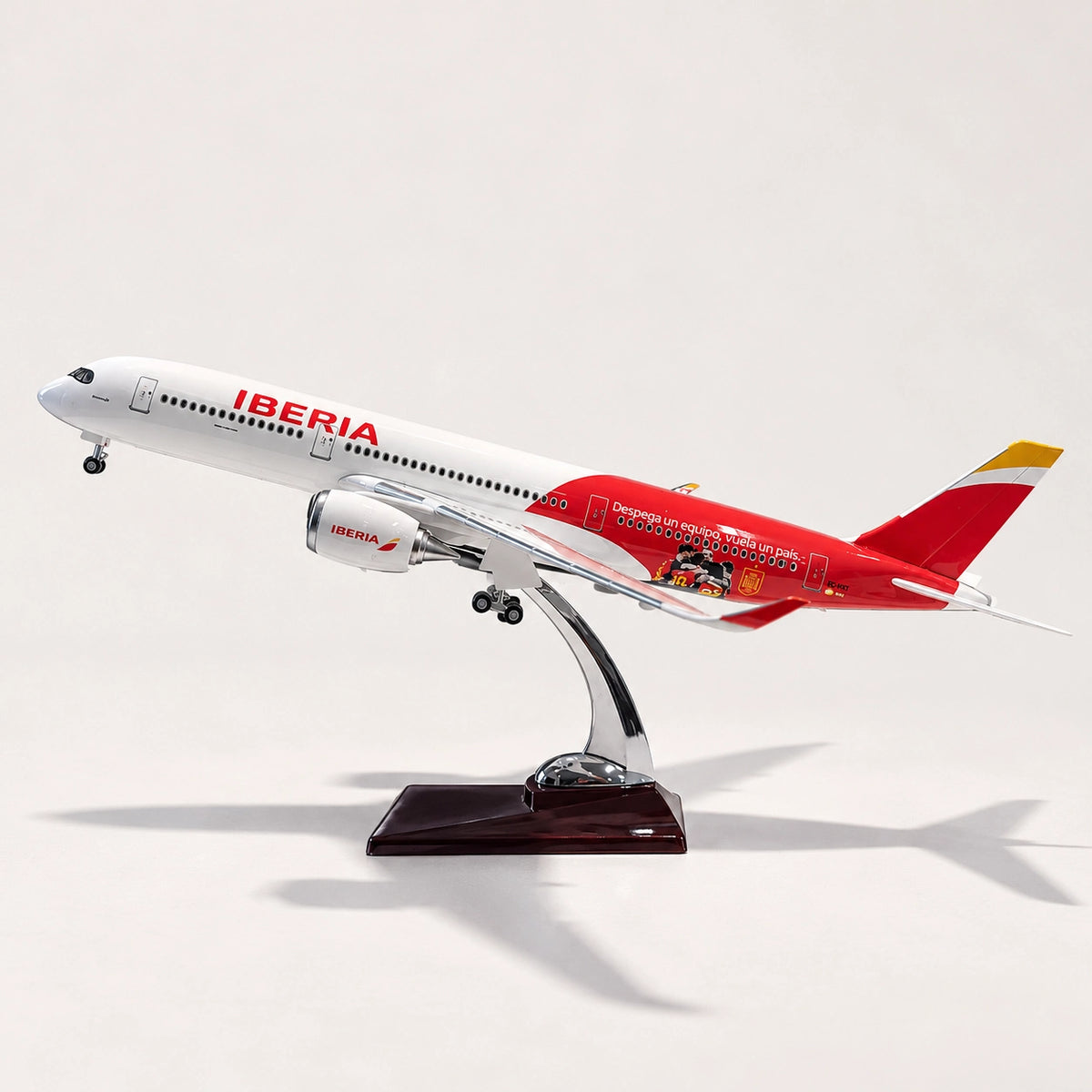 Iberia Airbus A350 v barvách španělského národního týmu – model v měřítku 1:142