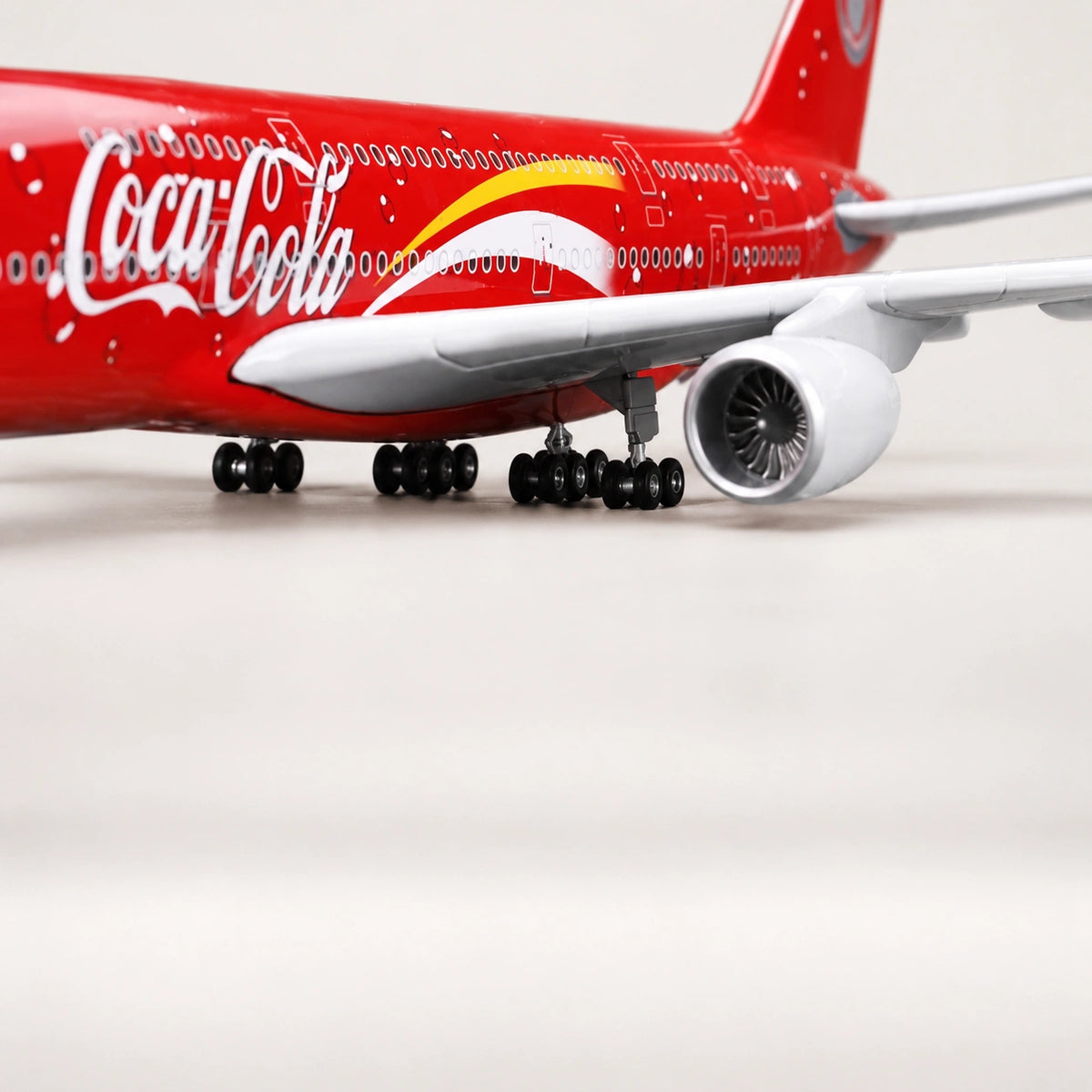 Model Airbusu A380 v edici Coca-Cola v měřítku 1:160