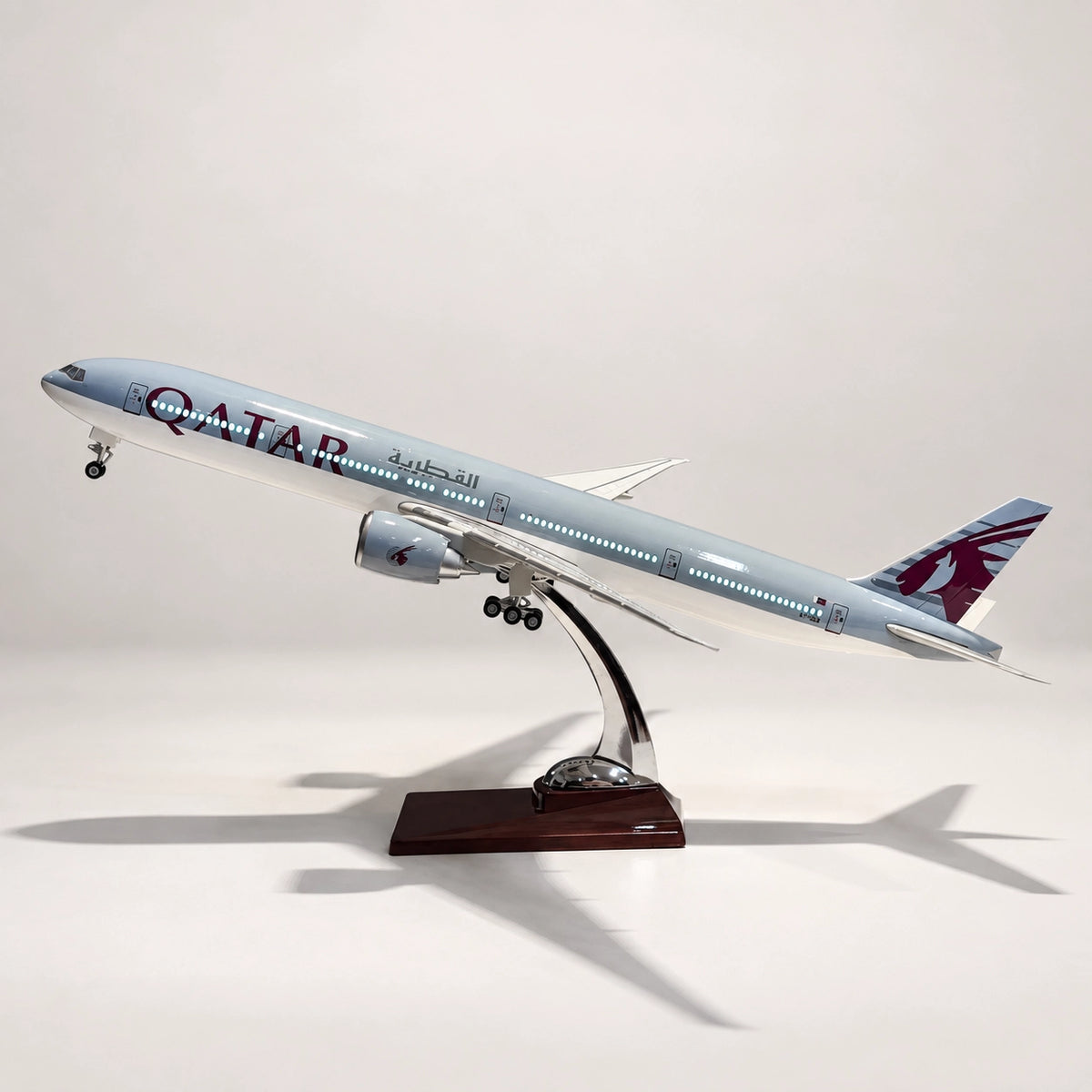 مجسم طائرة بوينغ 777-300ER للخطوط الجوية القطرية بمقياس 1:157