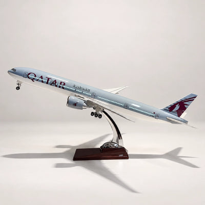 مجسم طائرة بوينغ 777-300ER للخطوط الجوية القطرية بمقياس 1:157