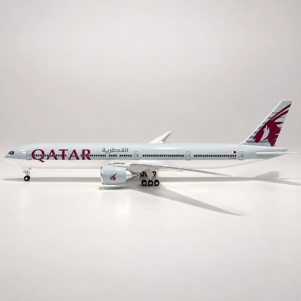 مجسم طائرة بوينغ 777-300ER للخطوط الجوية القطرية بمقياس 1:157
