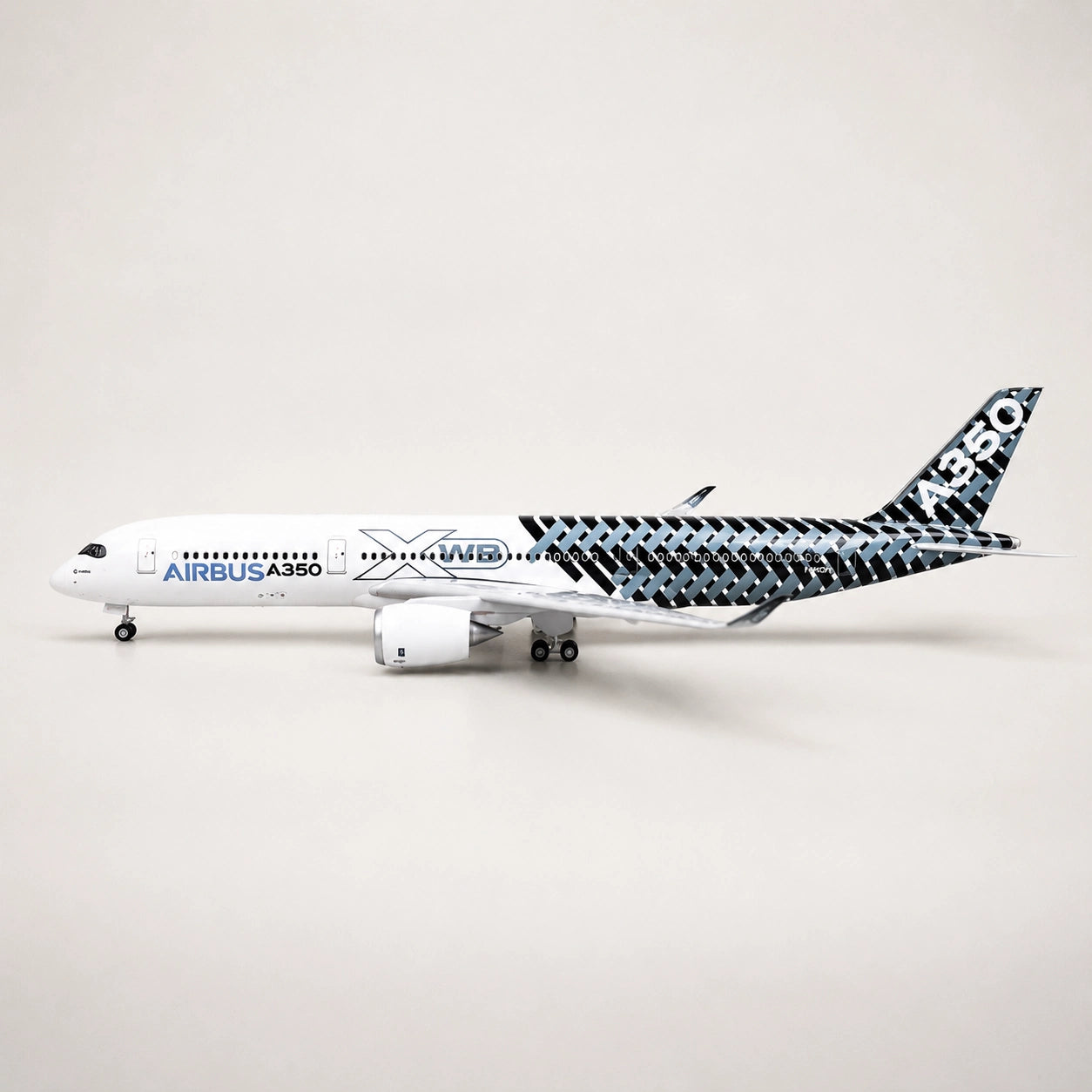Model Prototaip Airbus A350 XWB – livery gentian karbon Skala 1:142
