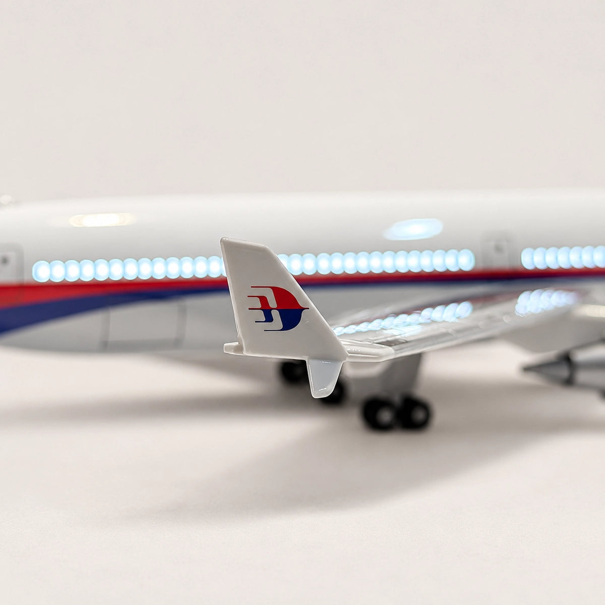 Malaysia Airlines McDonnell Douglas MD-11 — model a scala 1:130