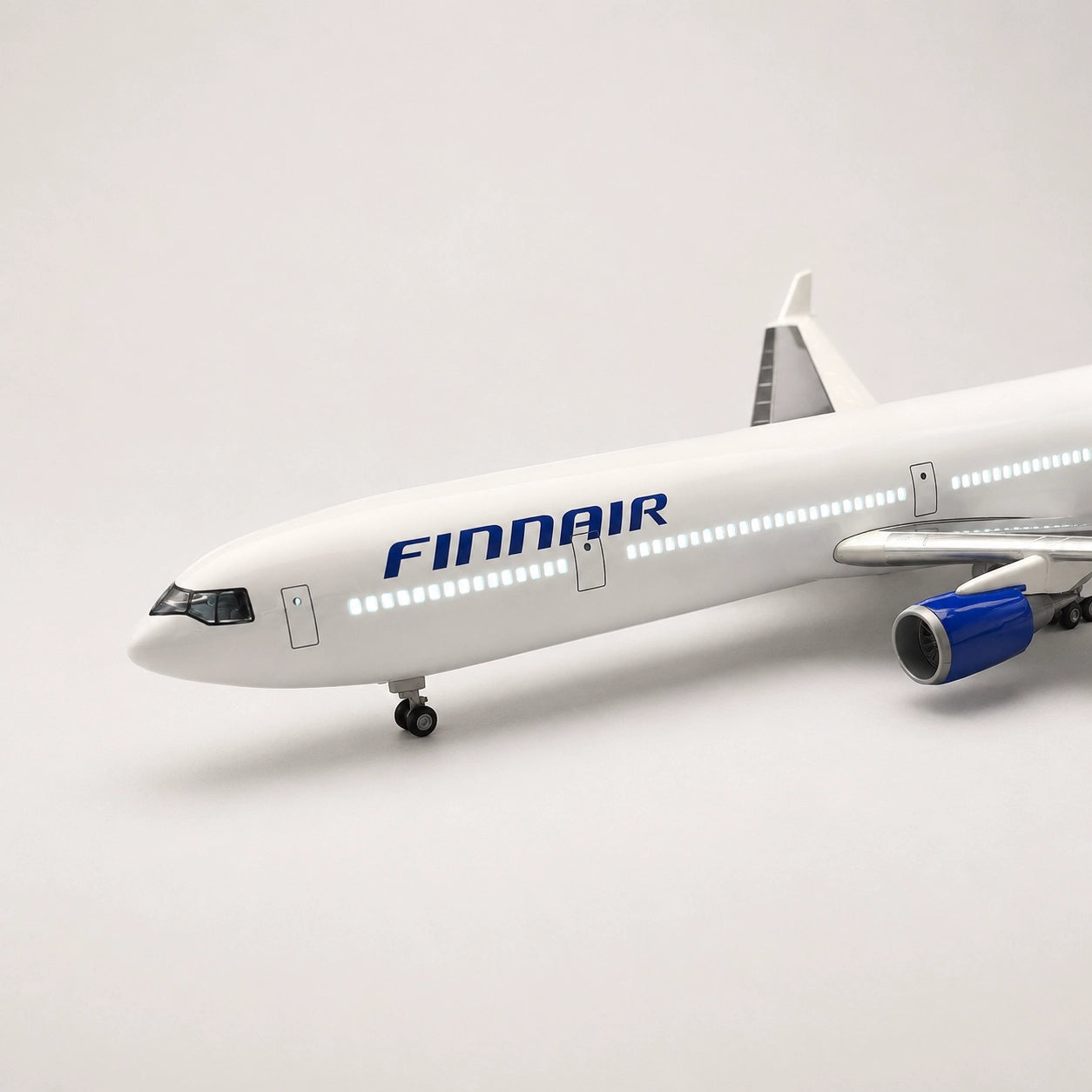 Model FedEx McDonnell Douglas MD-11 v měřítku 1:130