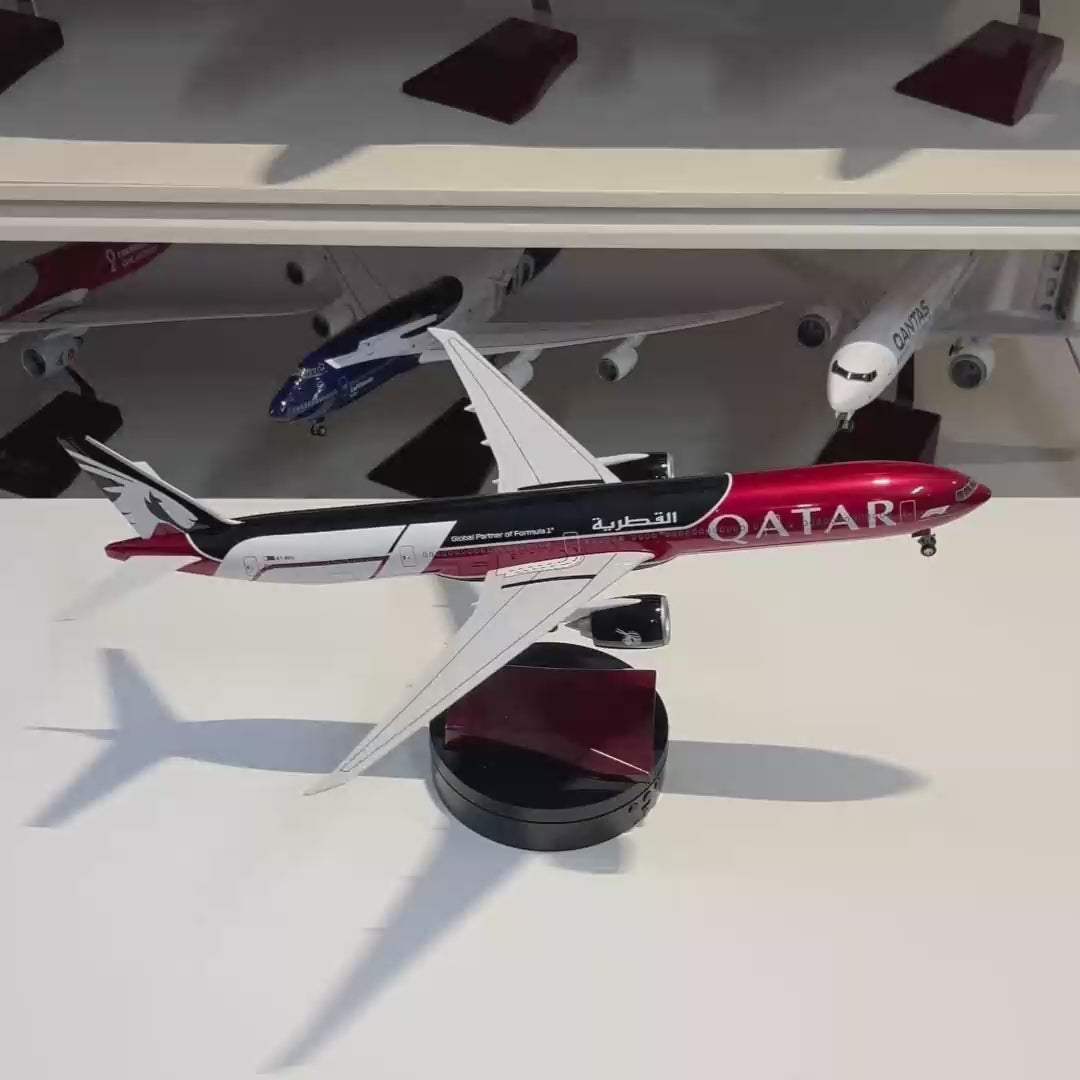 Video laden: Qatar Airways Boeing 777 – Formula 1 Edition – Modell im Maßstab 1:135