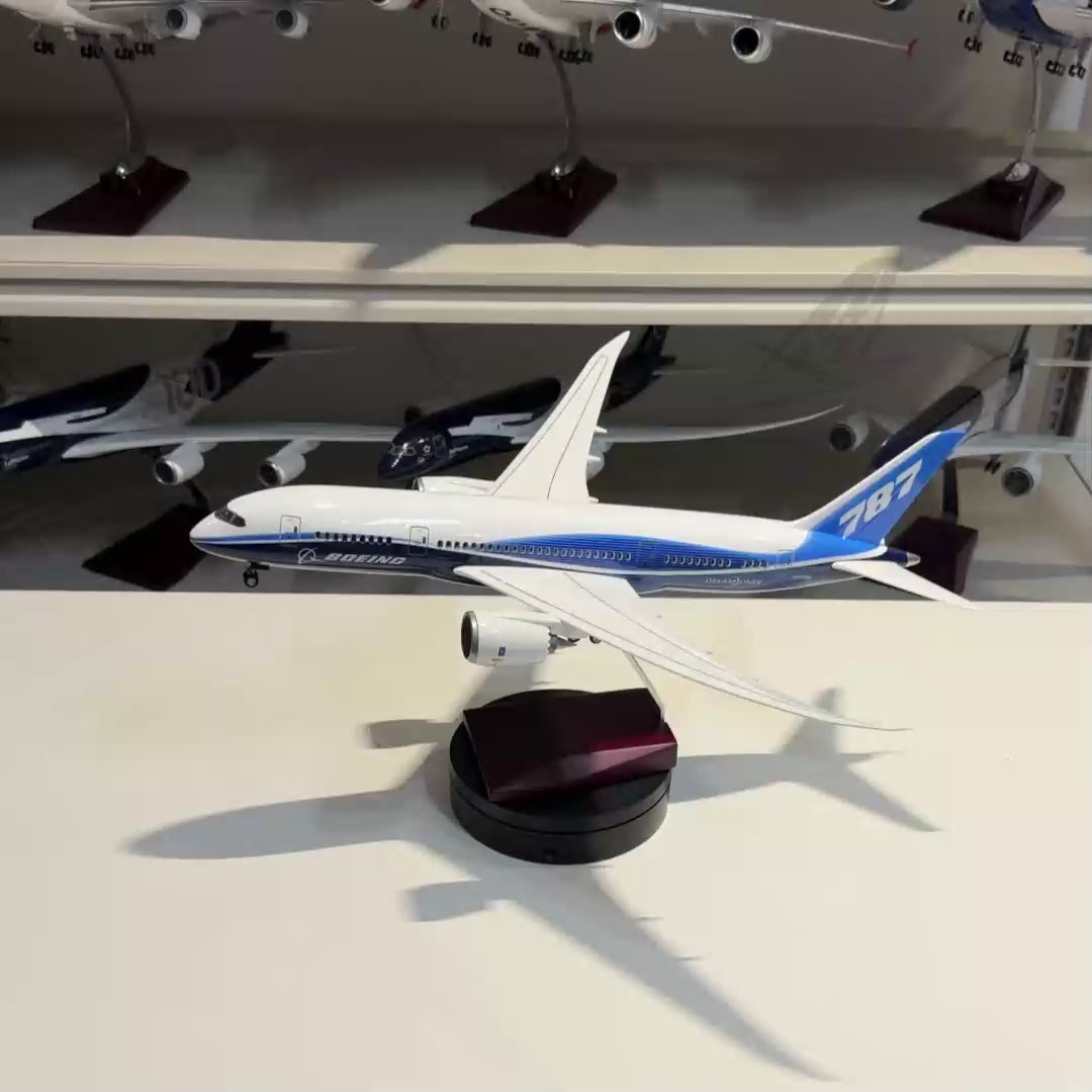Încărcați videoclipul: Boeing 787 Dreamliner Prototype 1:130 Scale Model