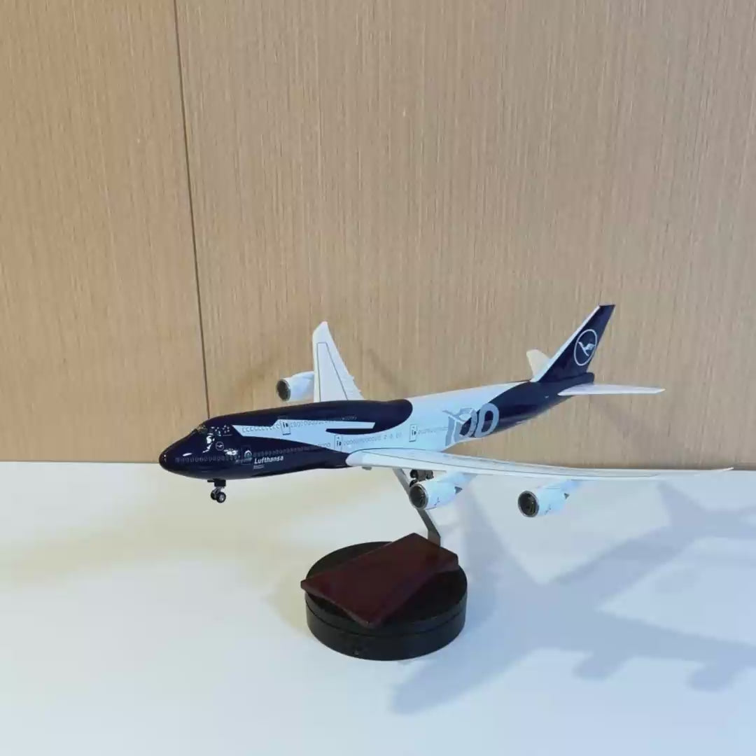 Video laden: Schaalmodel Lufthansa Boeing 747-8 – 100-jarig jubileumeditie 1:150
