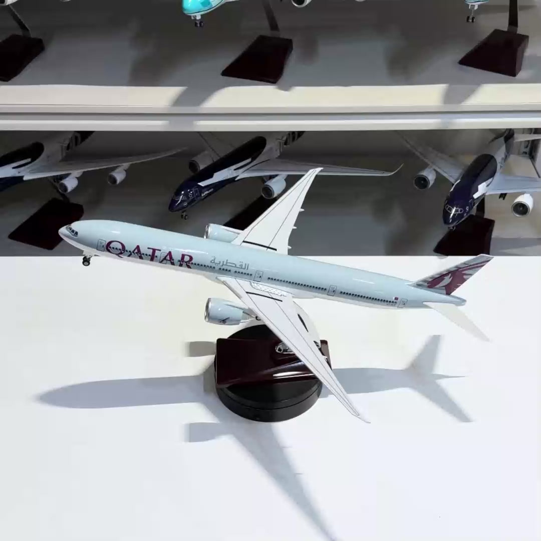 Încărcați videoclipul: Qatar Airways Boeing 777-300ER 1:157 Scale Model