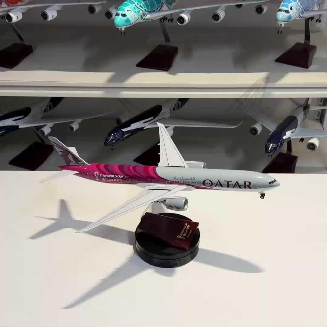 Încărcați videoclipul: Qatar Airways Boeing 777-300ER World Cup 2022 Edition 1:157 Scale Model