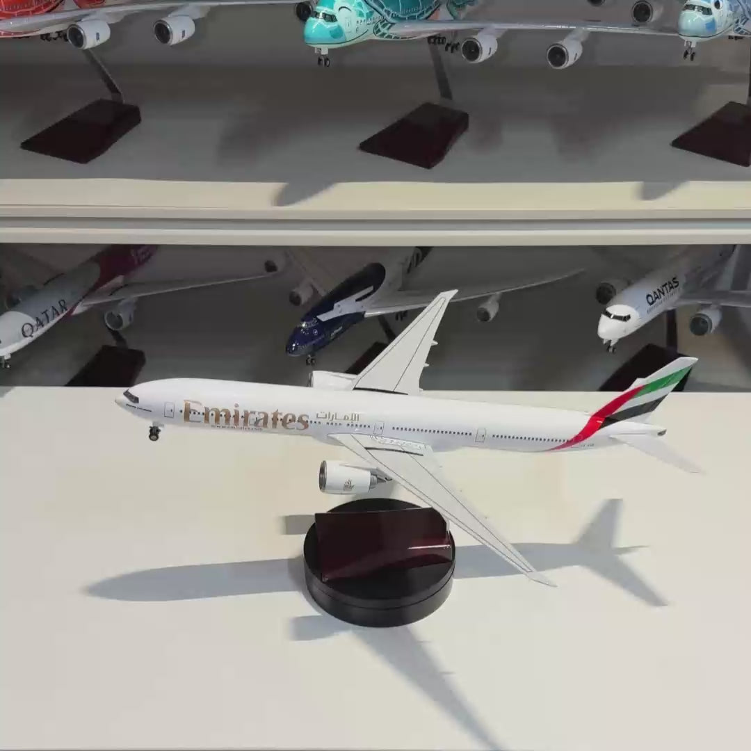 Video laden: Emirates Boeing 777-300ER Modell im Maßstab 1:157