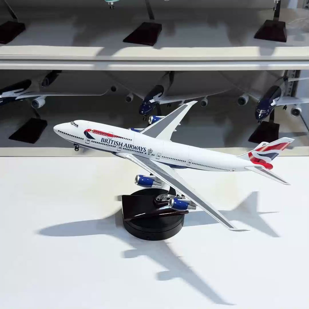Încărcați videoclipul: Machetă British Airways Boeing 747 la scara 1:150