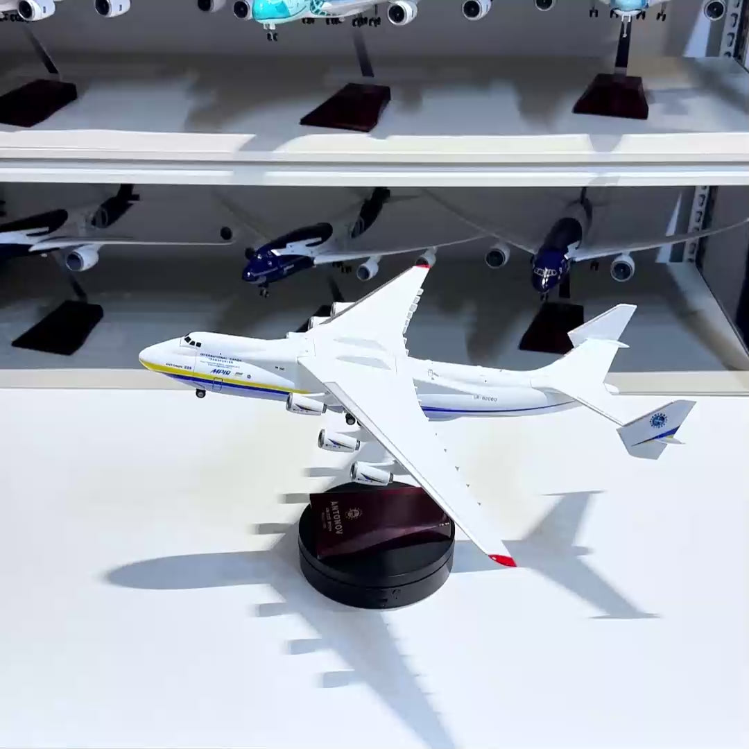 Încărcați videoclipul: Antonov An-225 Mriya 1:200 Scale Model