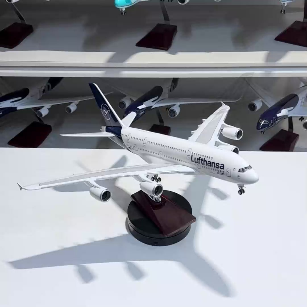 Încărcați videoclipul: Lufthansa Airbus A380 New Livery 1:160 Scale Model