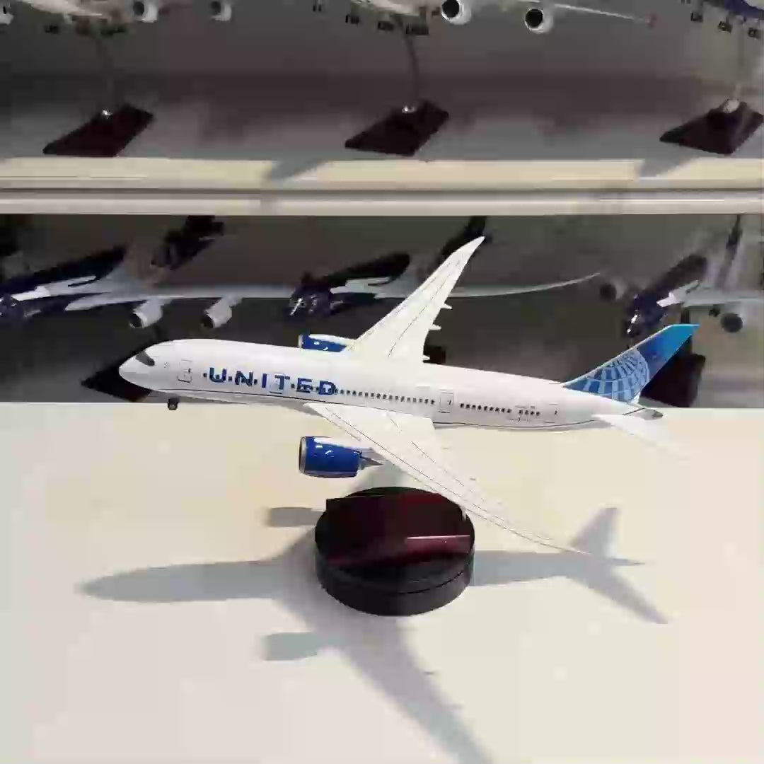 Load video: United Airlines Boeing 787 Dreamliner 1:130 Scale Model